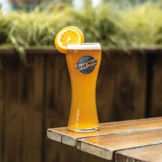 What a gorgeous sight a perfectly poured Blue Moon is 🍊💙

Enjoy Responsibly.

#MadeBrighter #BlueMoonBeer #CraftBeerLovers